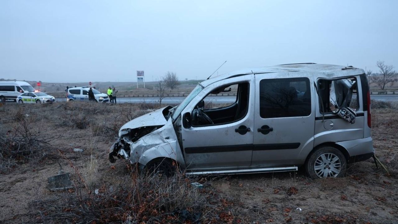 Nevşehir'de hafif ticari araç takla atarak tarlaya uçtu