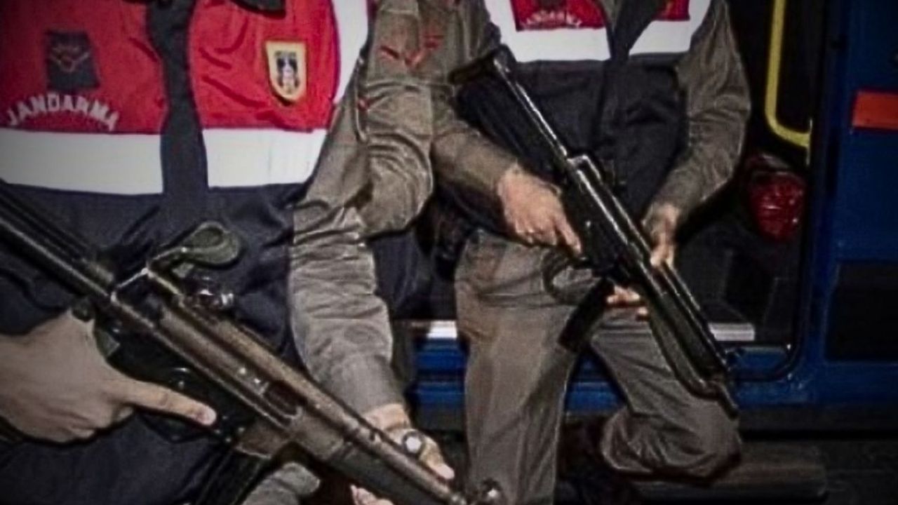 Kayseri’de eve operasyon! Hücüm yeleği, balistik yelek, gaz maskesi ele geçirildi