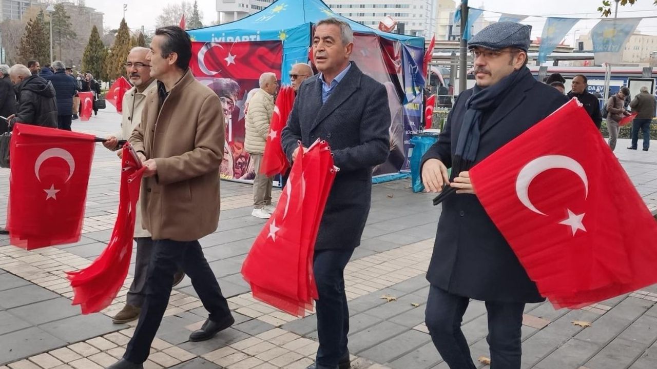 İYİ Parti Teşkilatı'ndan Kayseri meydanında dikkat çeken mesaj!