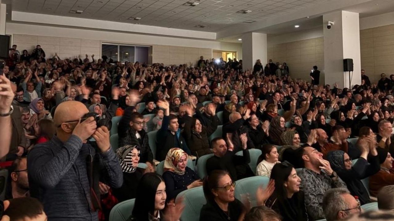 Kayseri’de merak uyandıran gece: Salon doldu taştı