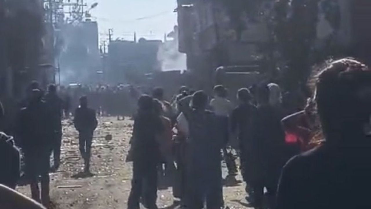 Mahalle savaş alanına döndü: Aşiret komşular taş şişe ve sopalarla birbirine girdi!