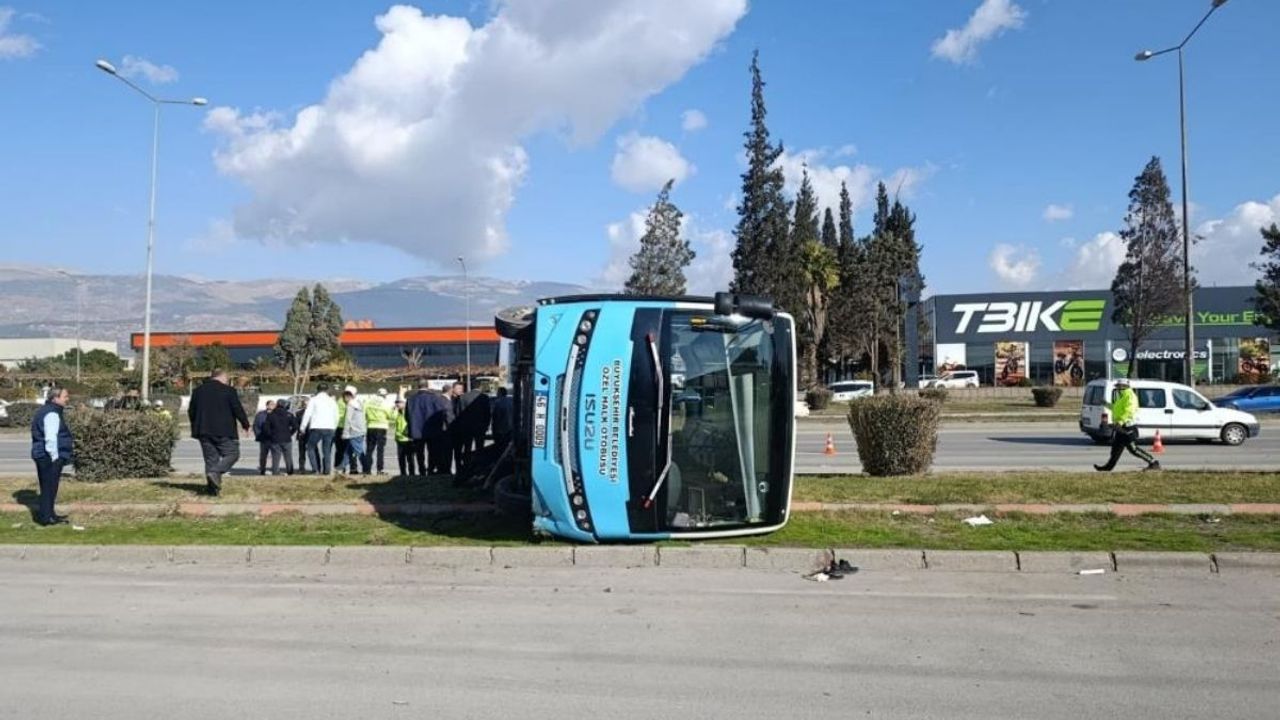 Aracın çarptığı otobüs refüje devrildi: 4'ü ağır 13 yaralı