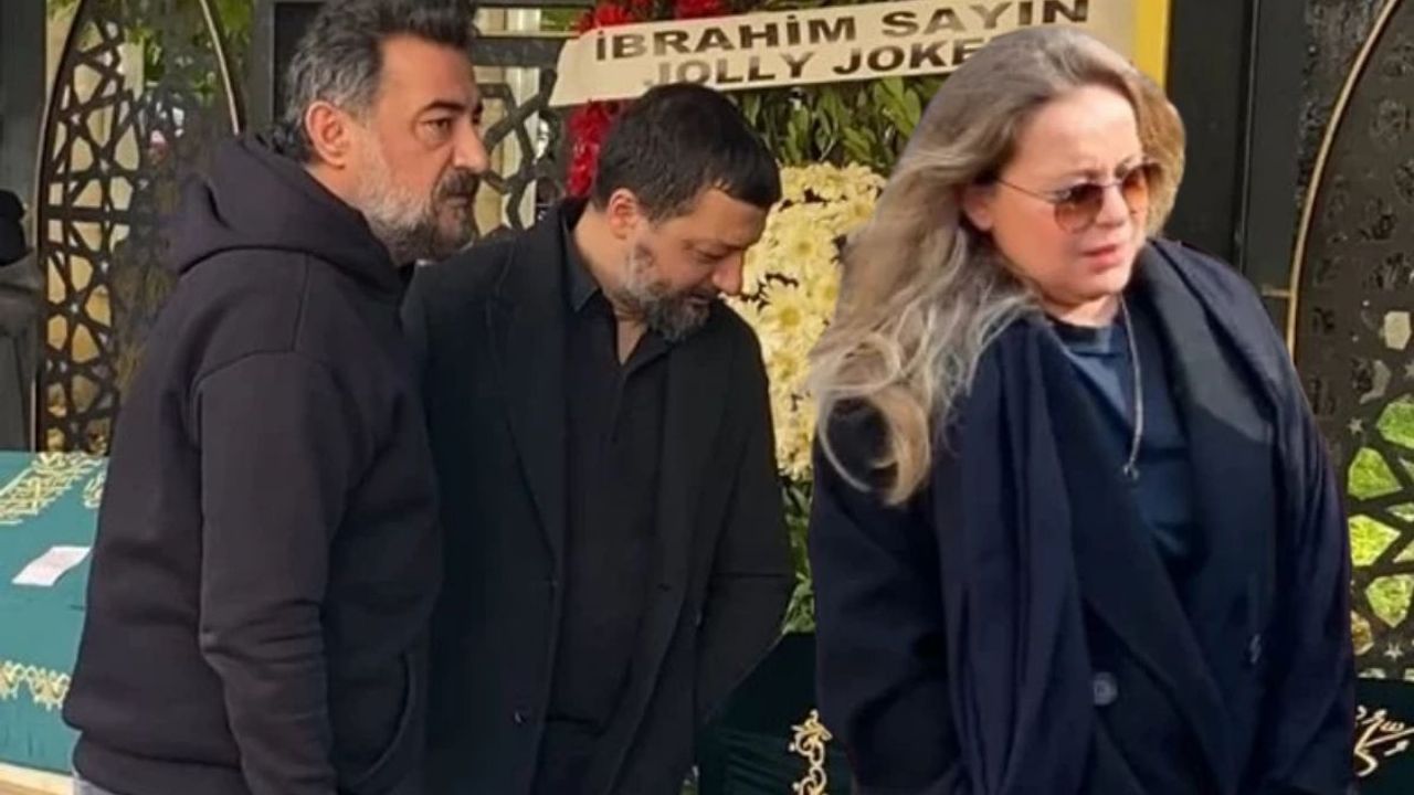 Ünlü Şarkıcı Mehmet Erdem’in acı gününde hamile eşi yanında oldu!