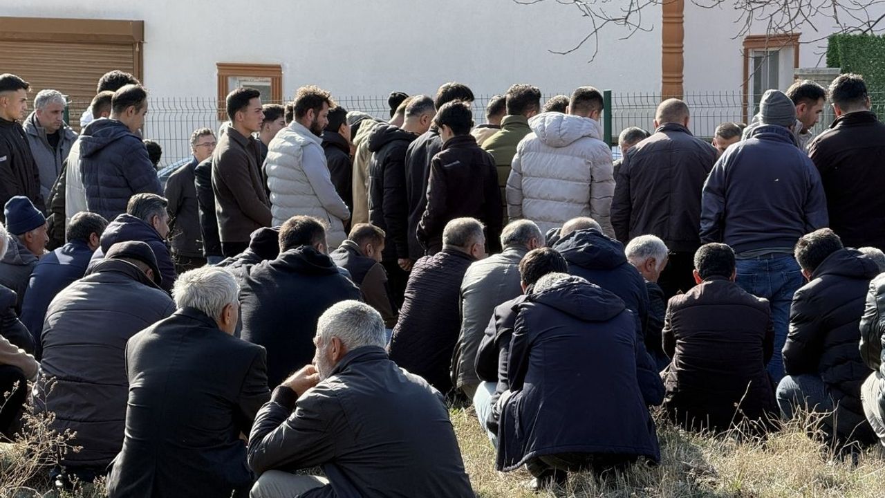 Kayseri'de öldürülen apartman görevlisinin eşi son yolculuğuna uğurlandı