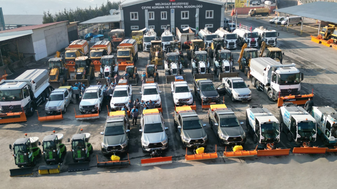 Melikgazi kışa kilitlendi: 120 araç, 24 saat karla mücadele