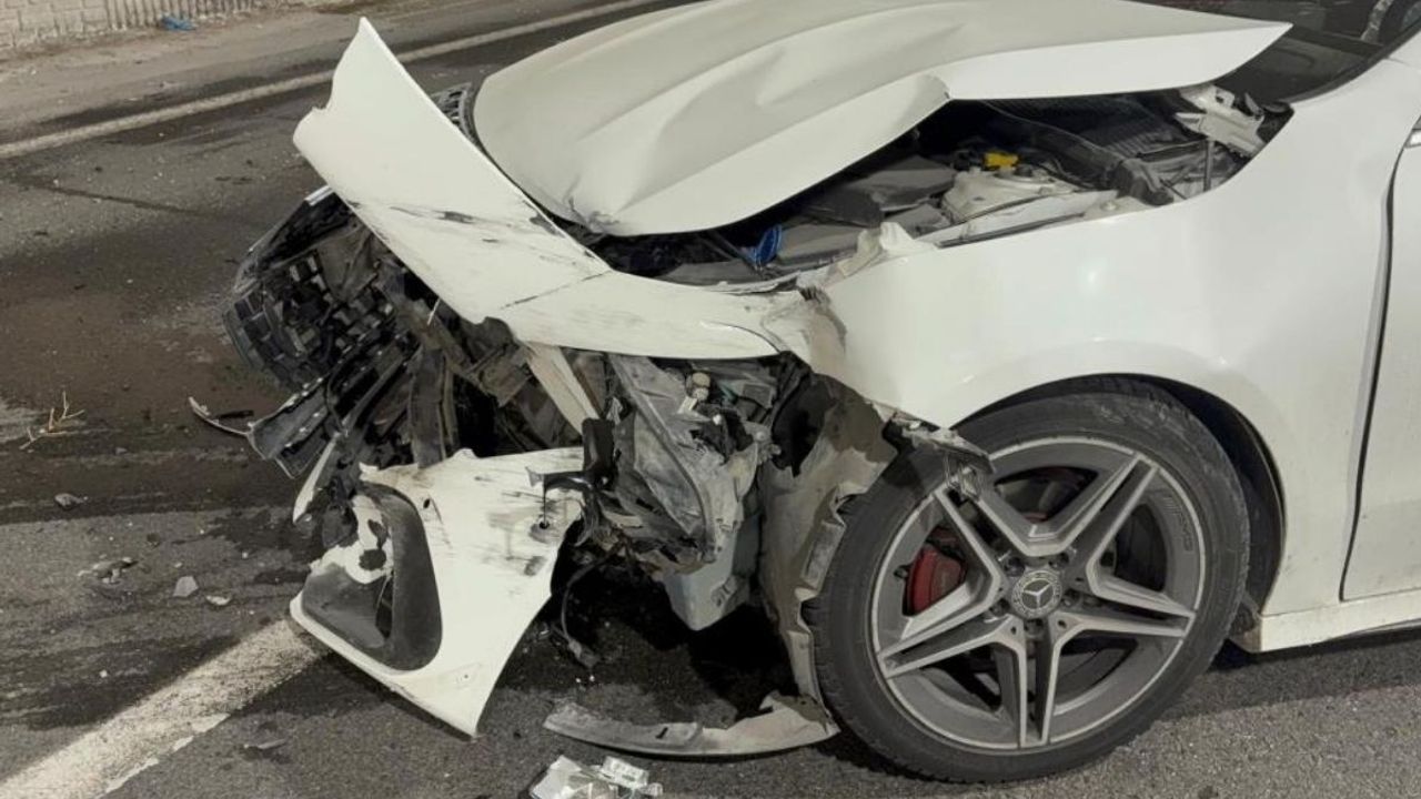 Kayseri’de alkollü sürücü çarptığı lüks Mercedes’i pert etti