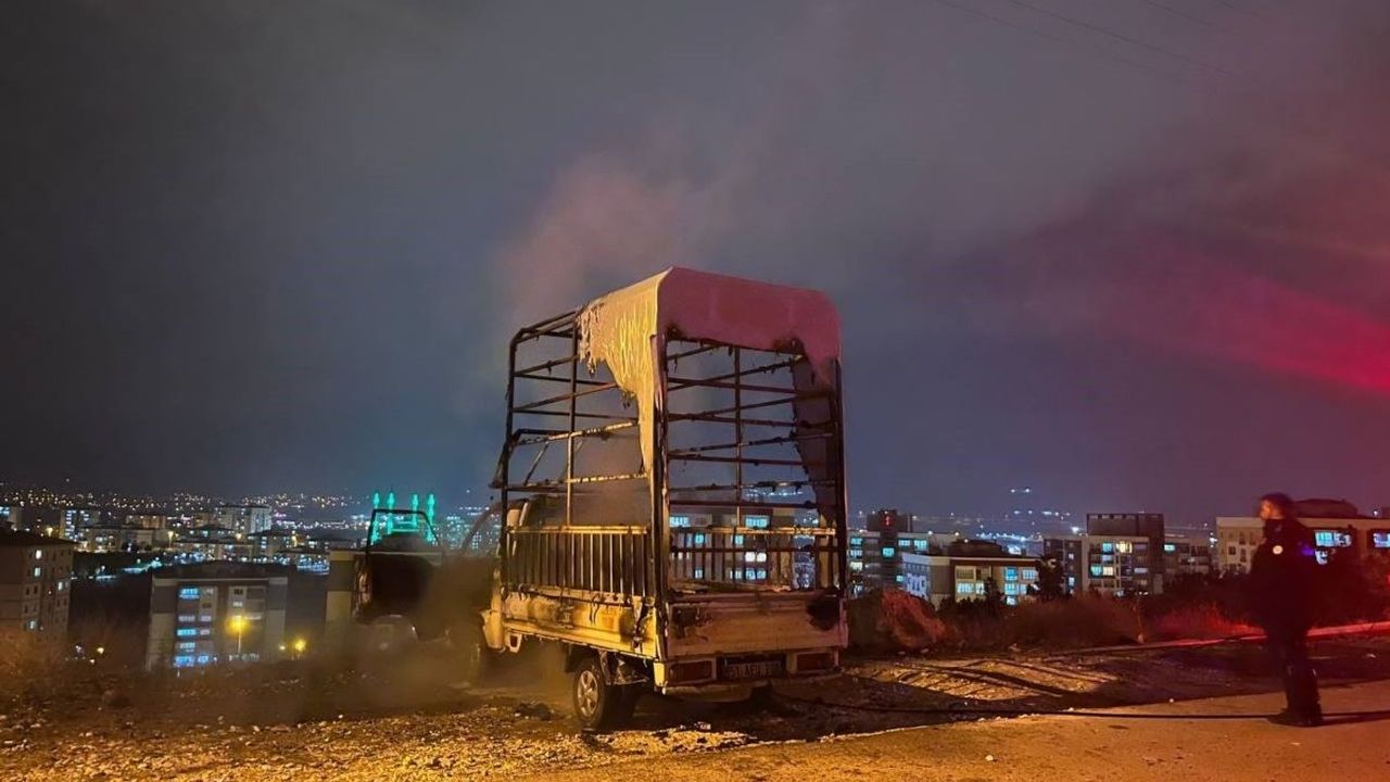 Park halindeki kamyonet alev aldı!