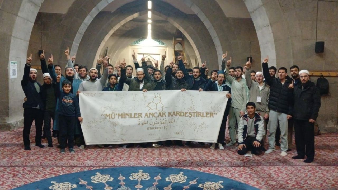 Erciyes Üniversitesi'nden 650 öğrenci sabah namazında Hunat Camii'nde buluştu