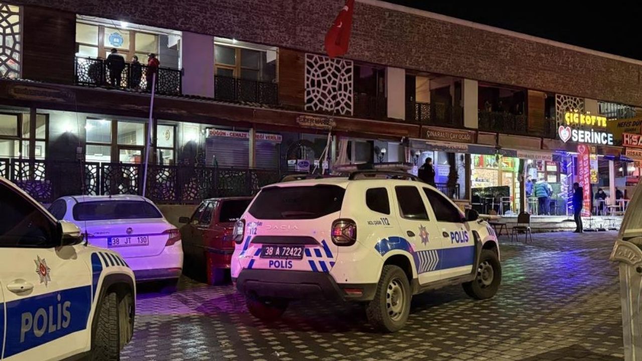 Kayseri’de okey salonunda bıçaklı kavga: 19 yaşındaki genç ağır yaralı