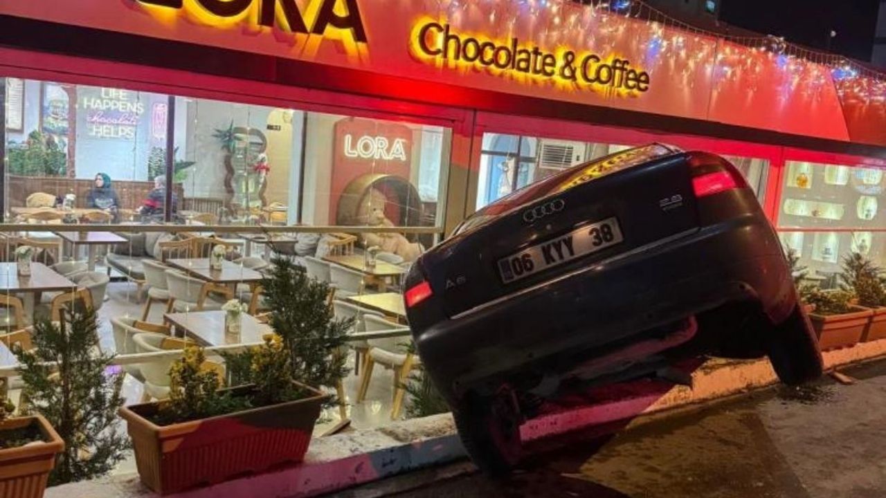 Kayseri Talas’ta otomobil kafeye uçtu: Müşteriler son anda kurtuldu