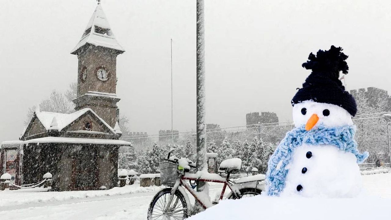 Kayseri’de pastırmalı sucuklu kardan adam görenleri şaşırttı!