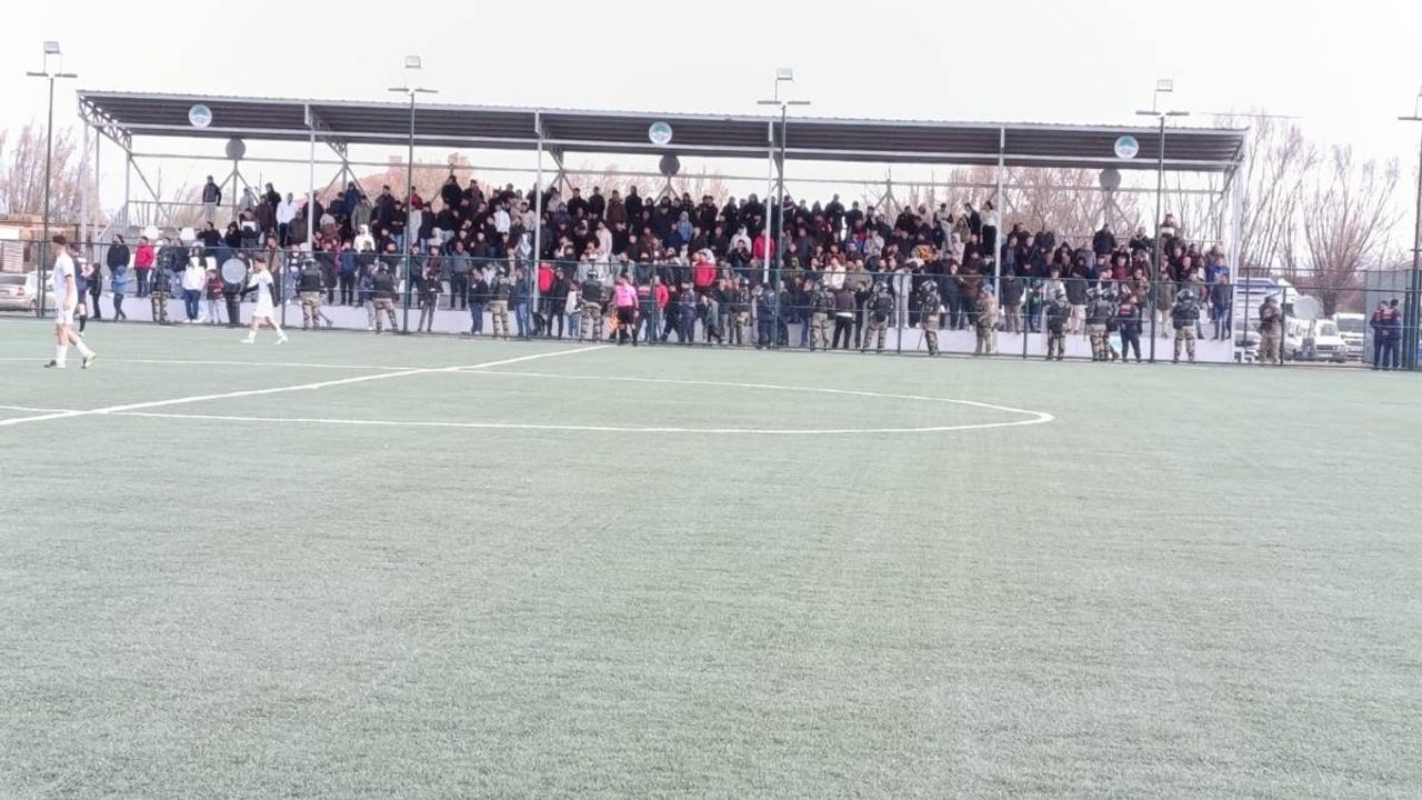 Kayseri Sindelhöyük’de futbol coşkusu tribünlere sığmıyor! Taraftarlar traktöre çıktı