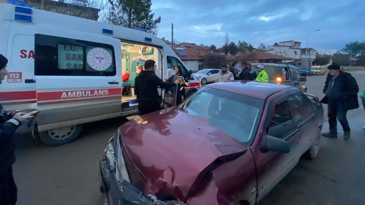 İki araç kafa kafaya çarpıştı: 3 yaralı