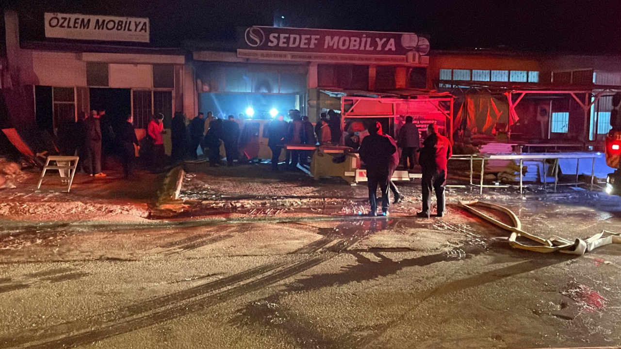 Sanayi sitesindeki yangın korkuttu: Mobilya imalathanesi yandı