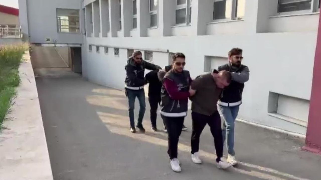 Suç örgütlerine silah taşıyan araçtan cephanelik çıktı!