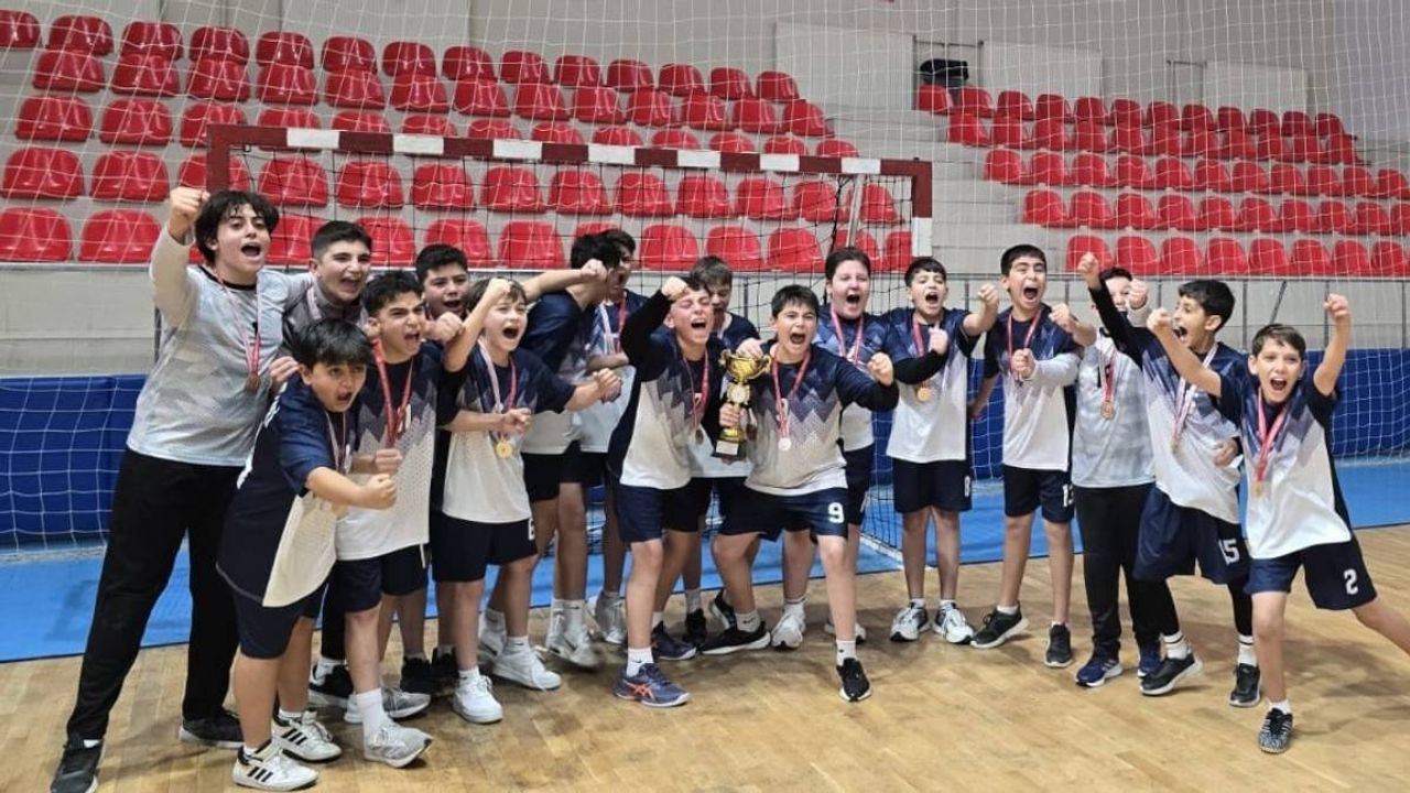 Talas 75. Yıl Mühibe Germirli Ortaokulu’ndan büyük başarı! Namağlup şampiyon oldular