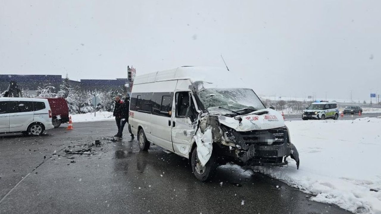 Kayseri OSB’de kaza : Tırla işçi servisi çarpıştı 11 yaralı