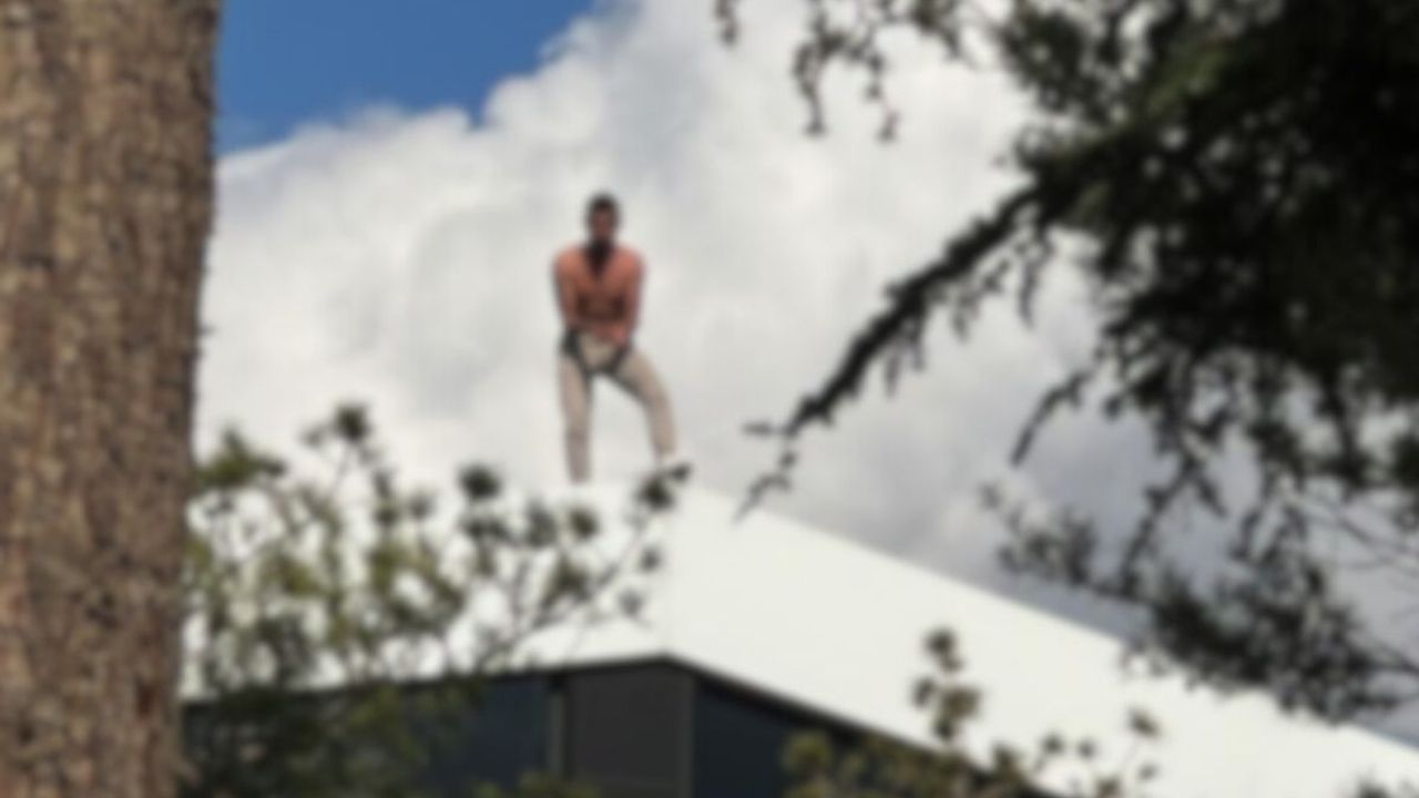 Yarı çıplak şekilde çatıya çıktı! 430 bin lira için 3 saat direndi