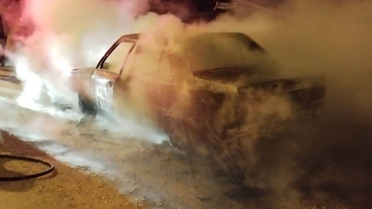 Yolda giden otomobil patladı sürücü feci şekilde can verdi