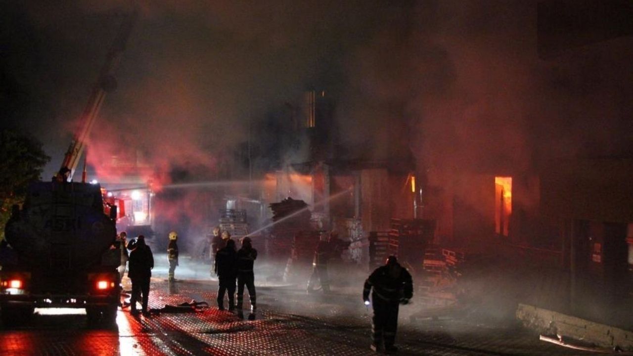 Adana OSB'de parke, panel fabrikasında yangın