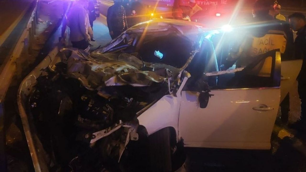 Adana otoyolunda otomobil tıra çarptı! 1 ölü