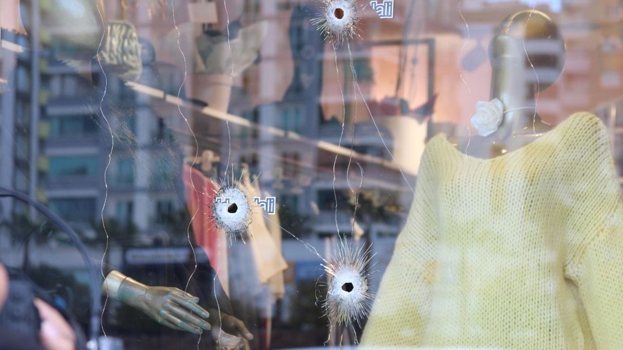 Adana’da mağazaya silahlı saldırı! Kurşun yağdırdılar