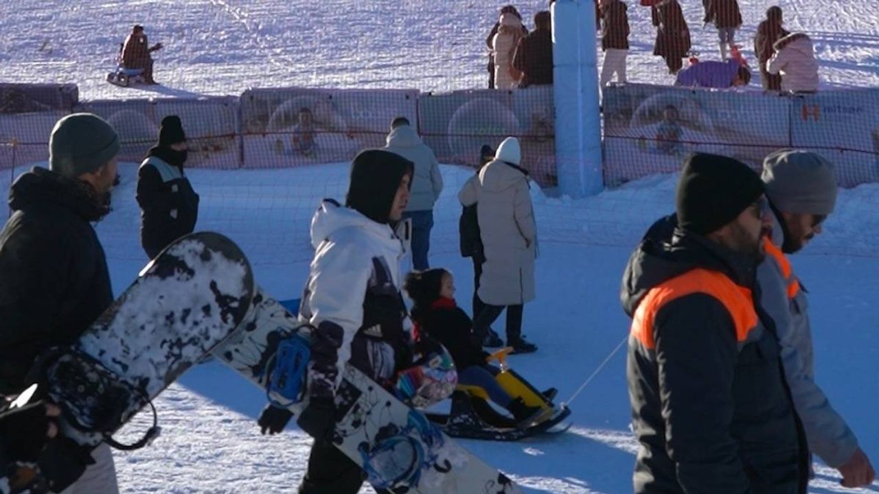 Erciyes Kayak Merkezi’nde Snowboard İl Birinciliği müsabakaları heyecanı