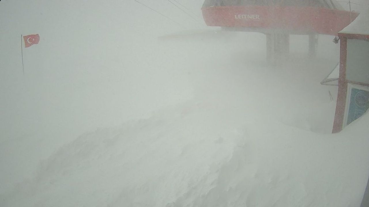 Erciyes'e gidecekler dikkat! Sis çöktü görüş mesafesi düştü, o pist kapatıldı!