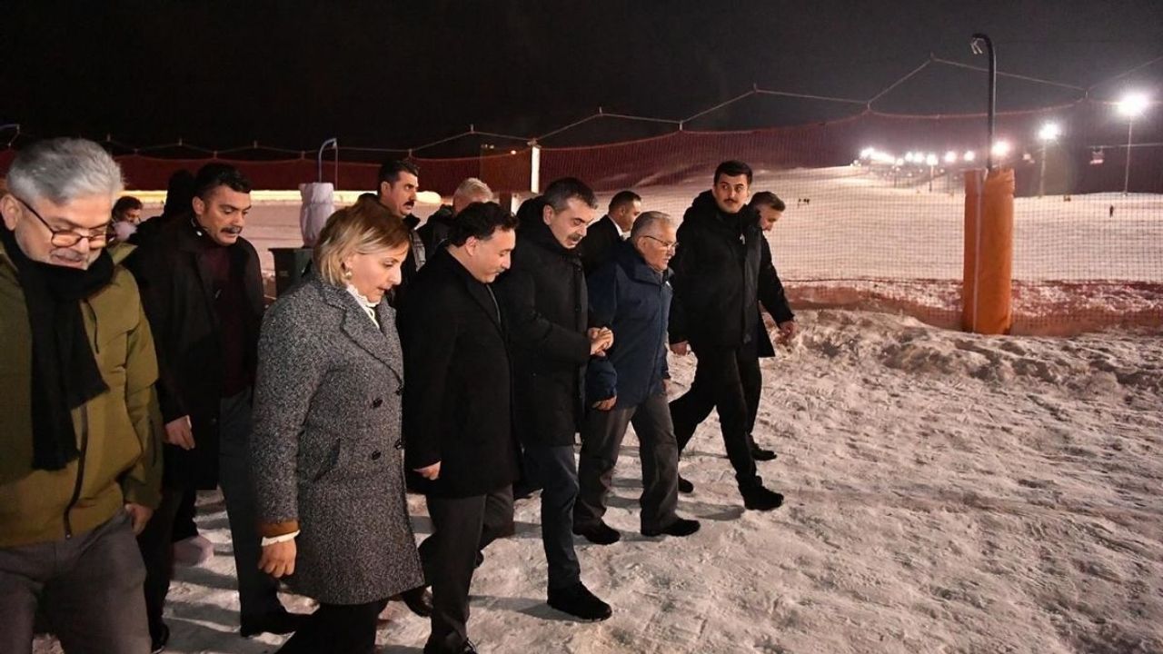 Erciyes’te gece kayağı buluşması: Bakan, vali ve başkan bir arada