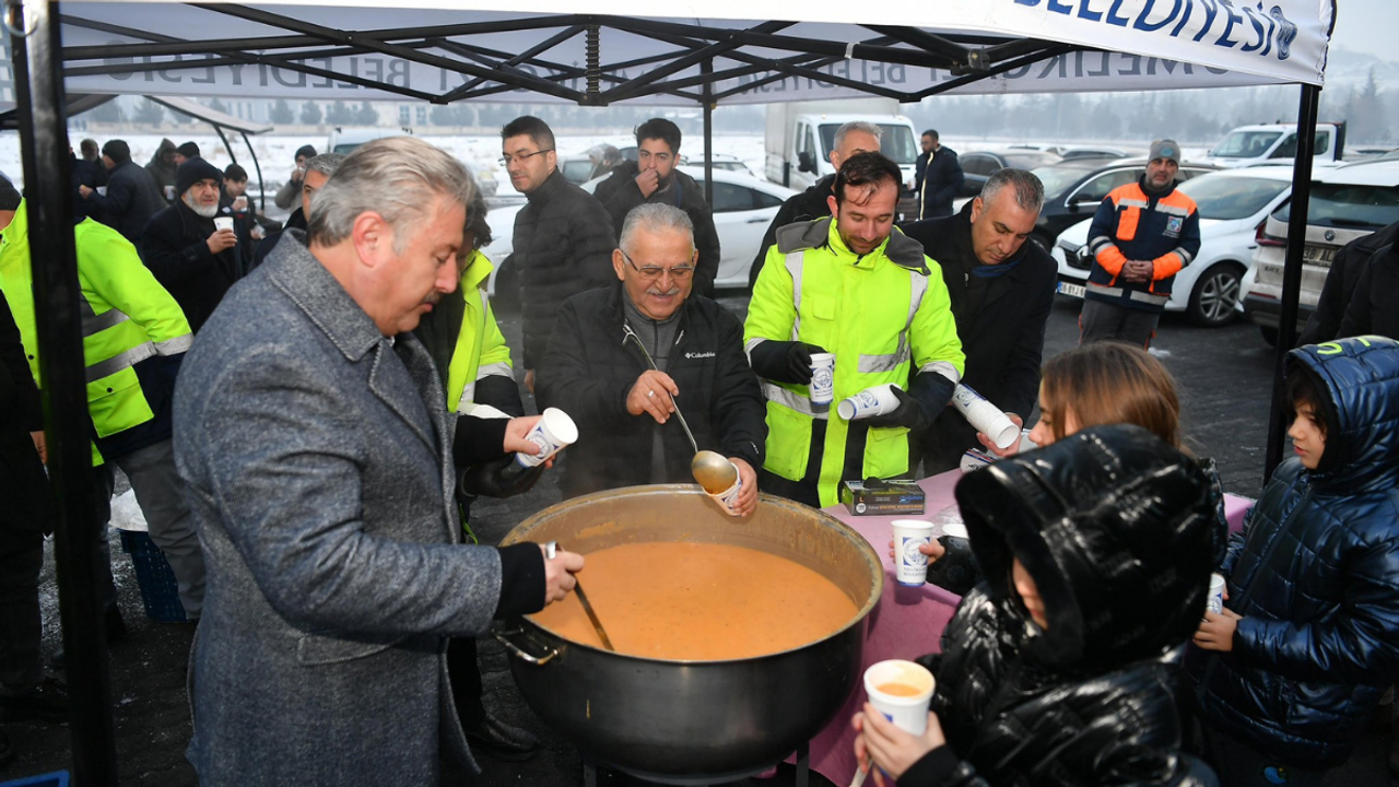 Kayseri belediye başkanları gençlerle saf tuttu: Elleriyle çorba ikram etti!