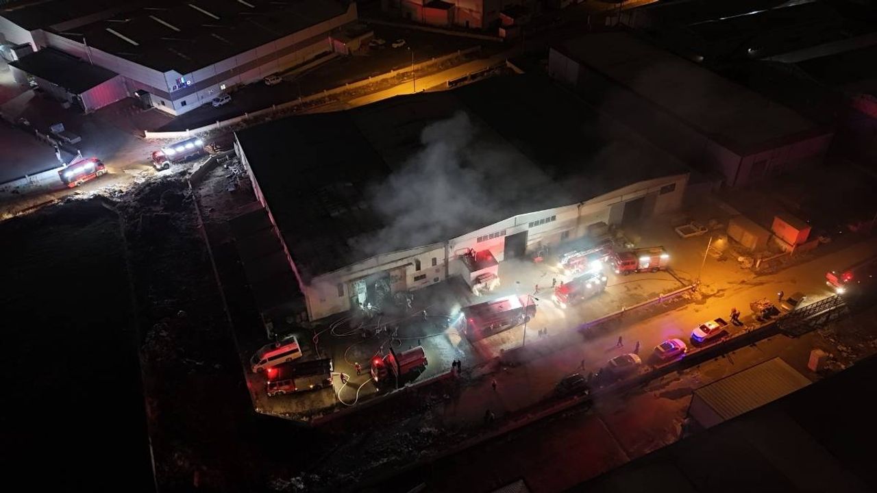 Kayseri OSB’de mobilya fabrikası yandı