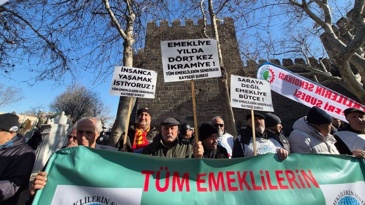 Kayseri’de emekliler Cumhuriyet Meydanı’nda buluştu: “Açlığa ve Sefalete Hayır”