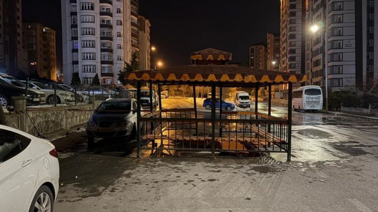 Kayseri’de şiddetli rüzgar Kamelyayı yerinden söktü, iki arabaya zarar verdi