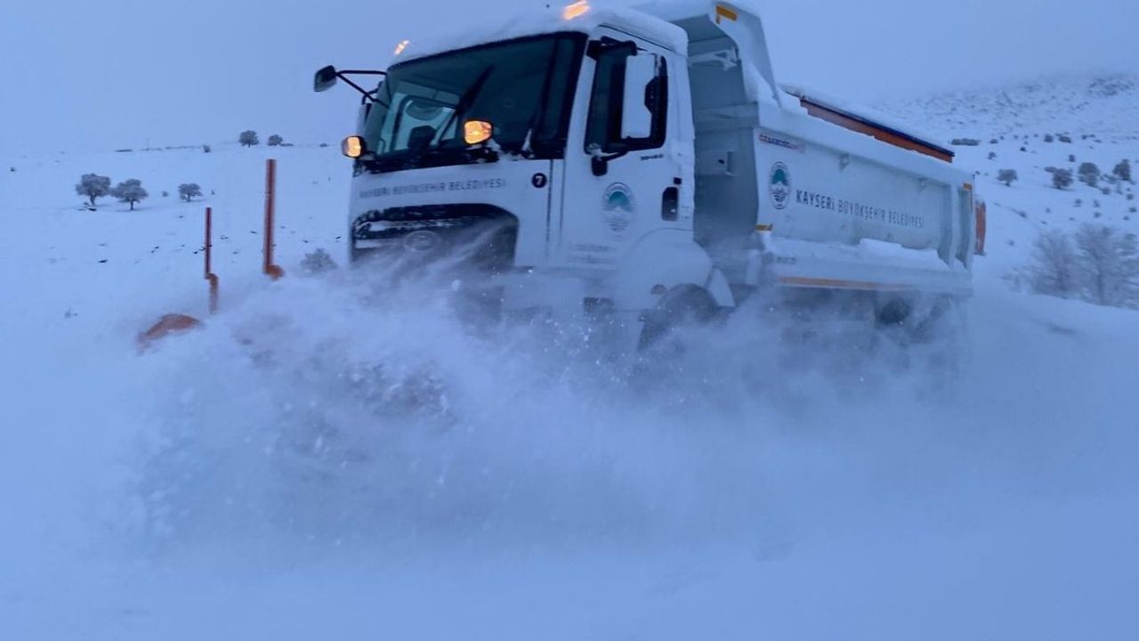 Kayseri’de karla mücadele devam ediyor: 421 personel 156 araçla 24 saat mesai