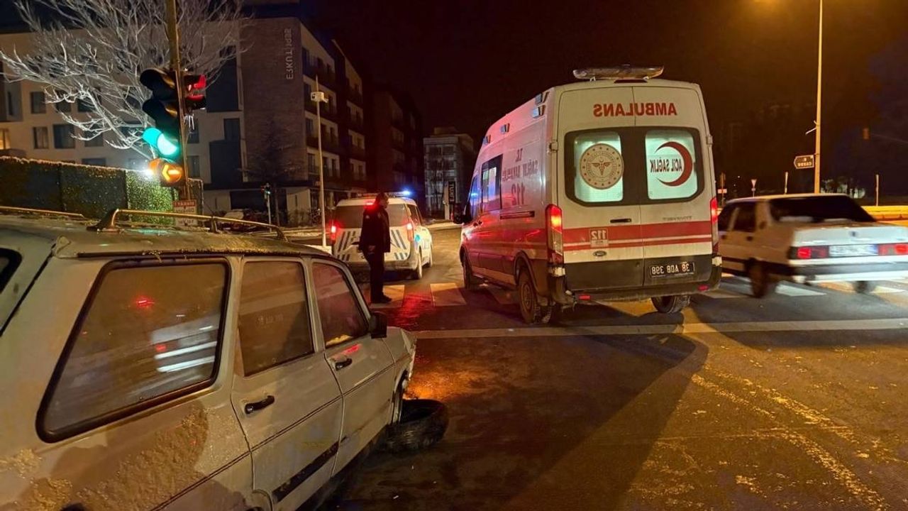 Kayseri’de kontrolden çıkan araç refüje çarptı