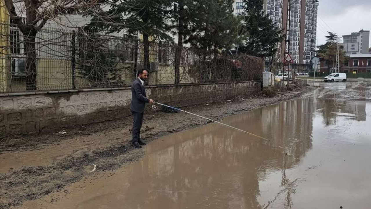 Kayseri'de yol göl oldu: İlçe Başkanı, Kocasinan'da balık avına çıktı!