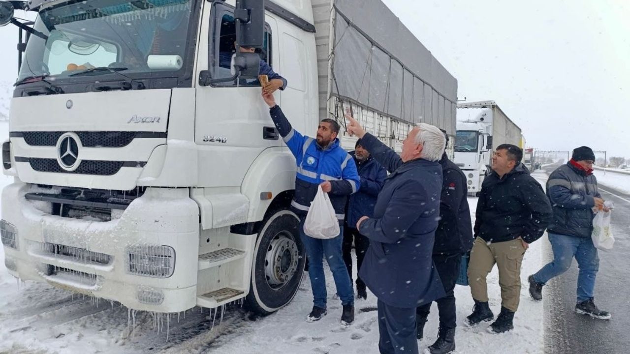 Kayseri’de yoğun kar mesaisi! Doğu ilçelerde mahsur kalanlar kurtarıldı