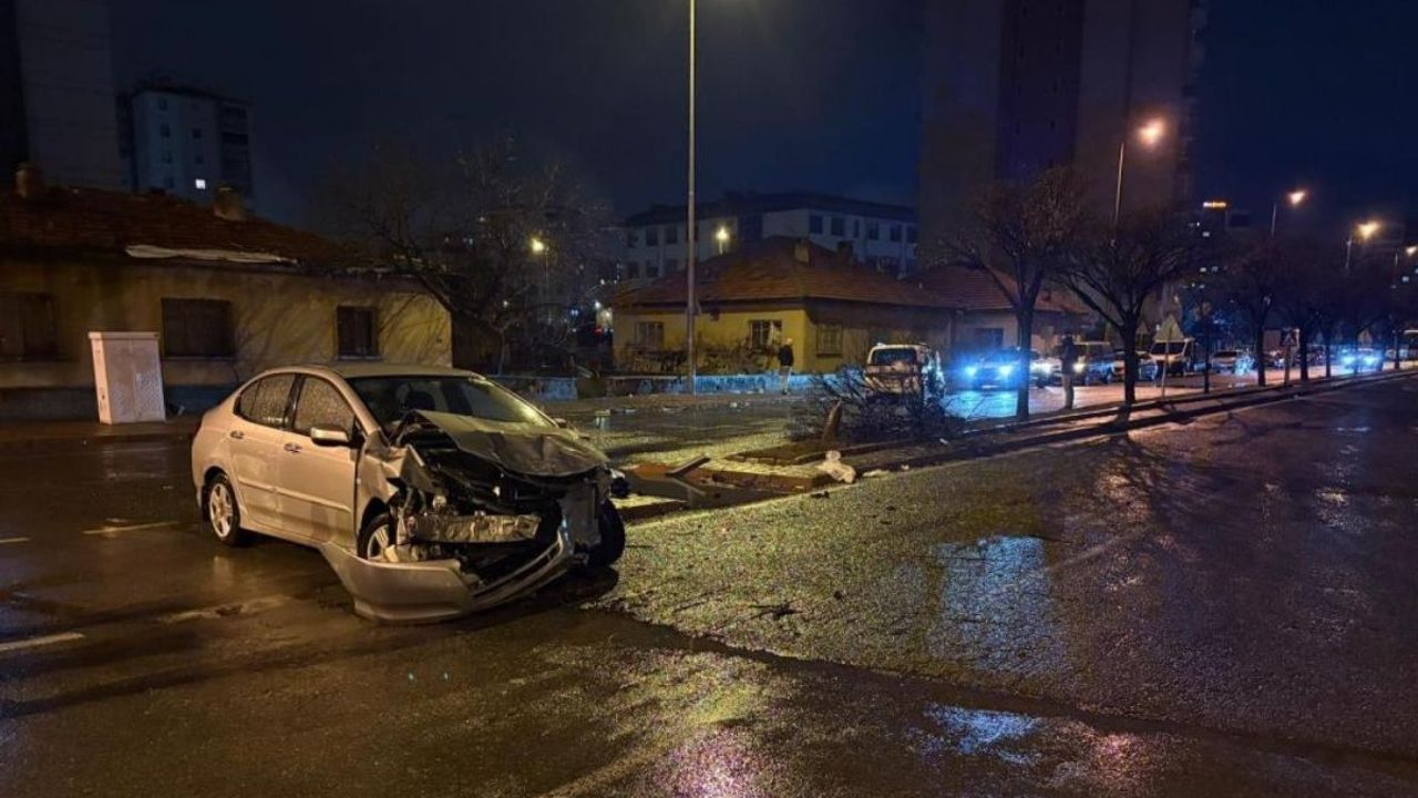 Kayseri’de çarpışma sonucu refüje çıkan otomobil ağacı ikiye böldü: 4 yaralı