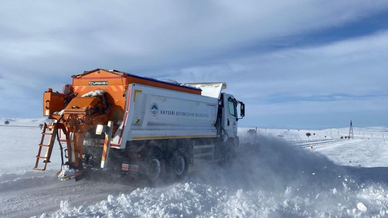 Kayseri’de kar sonrası 333 Kırsal yol yeniden ulaşıma açıldı
