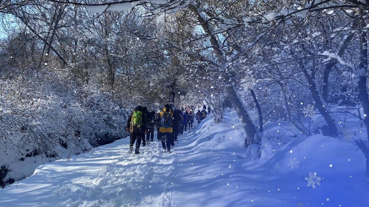 Koramaz Vadisi beyaza büründü: Doğa tutkunu 60 kişilik ekip karda adımladı