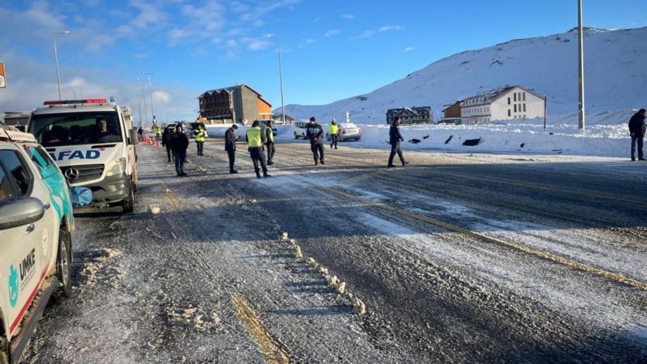 Erciyes-Develi Yolu'nda taksi ile yolcu minibüsü çarpıştı: 16 Yaralı!