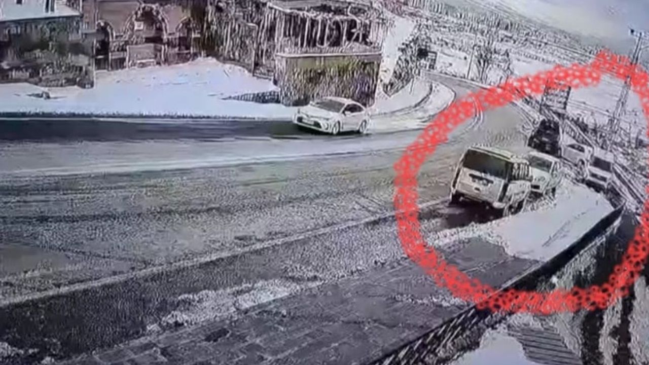 Kayseri’de el freni çekilmeyen araç park halindeki otomobillere çarptı