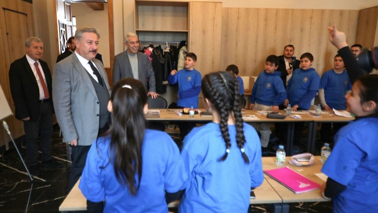 Kayseri’de İngilizce kampı fark yarattı: Melikgazi’de gençlere büyük ilgi!