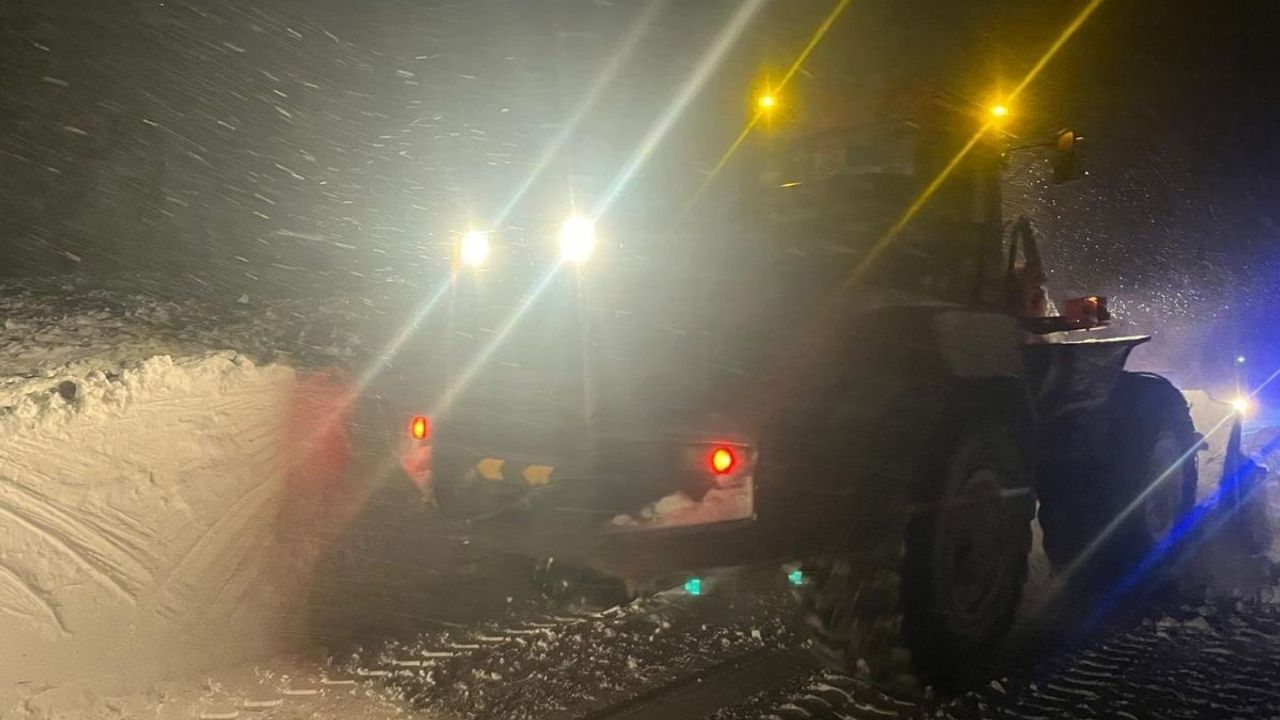 Çığ yolu kapattı, saatler sonra açıldı!