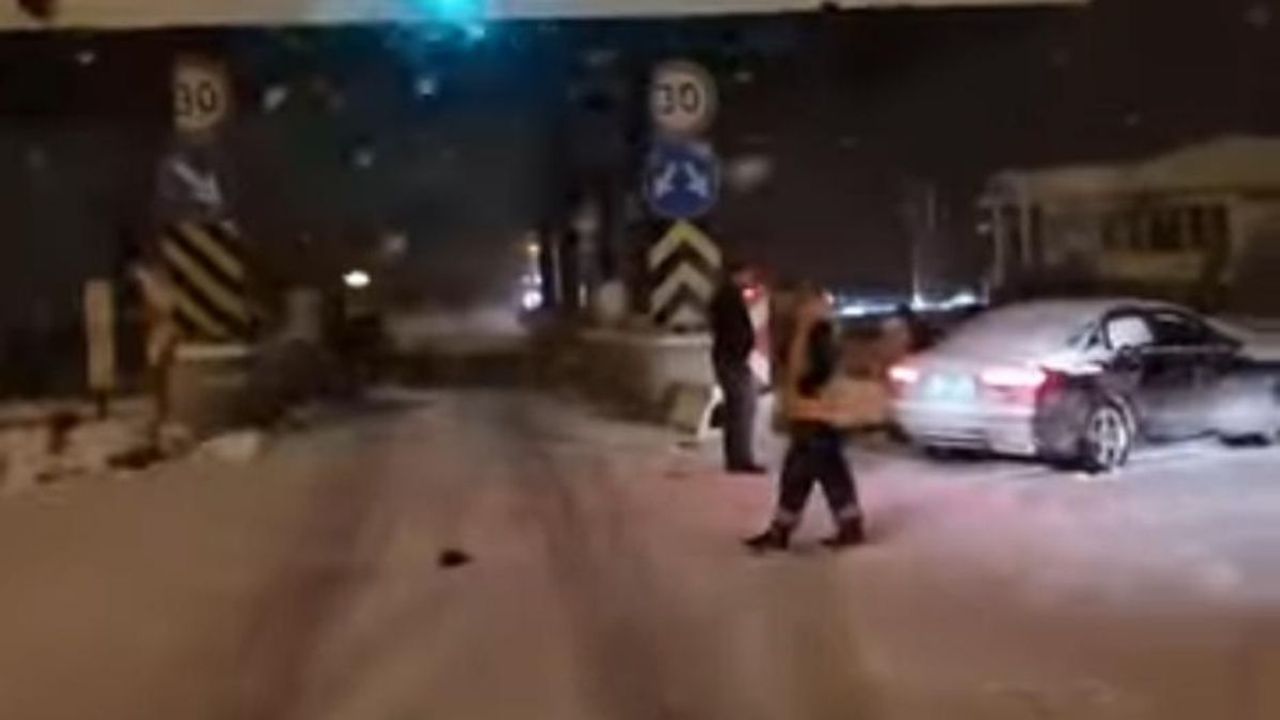 Niğde-Adana otoyolunda arabayı gişeye çarparak durdurdu: 2 ağır yaralı!