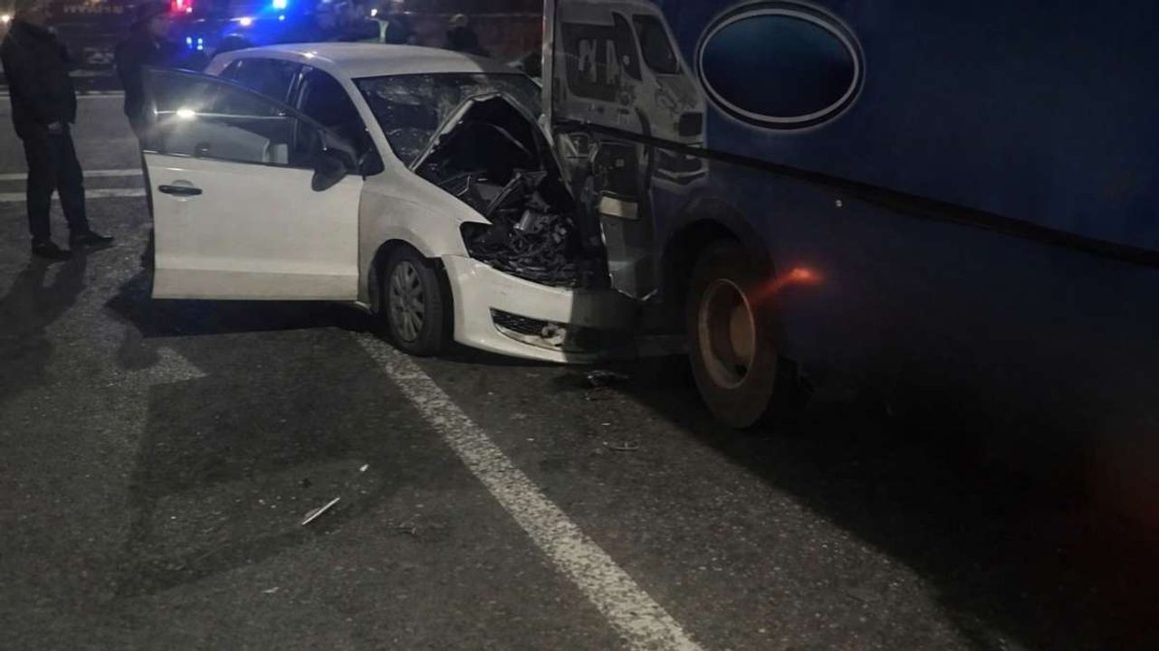 Niğde Galericiler Mevkiinde kaza: Otomobil halk otobüsüne çarptı