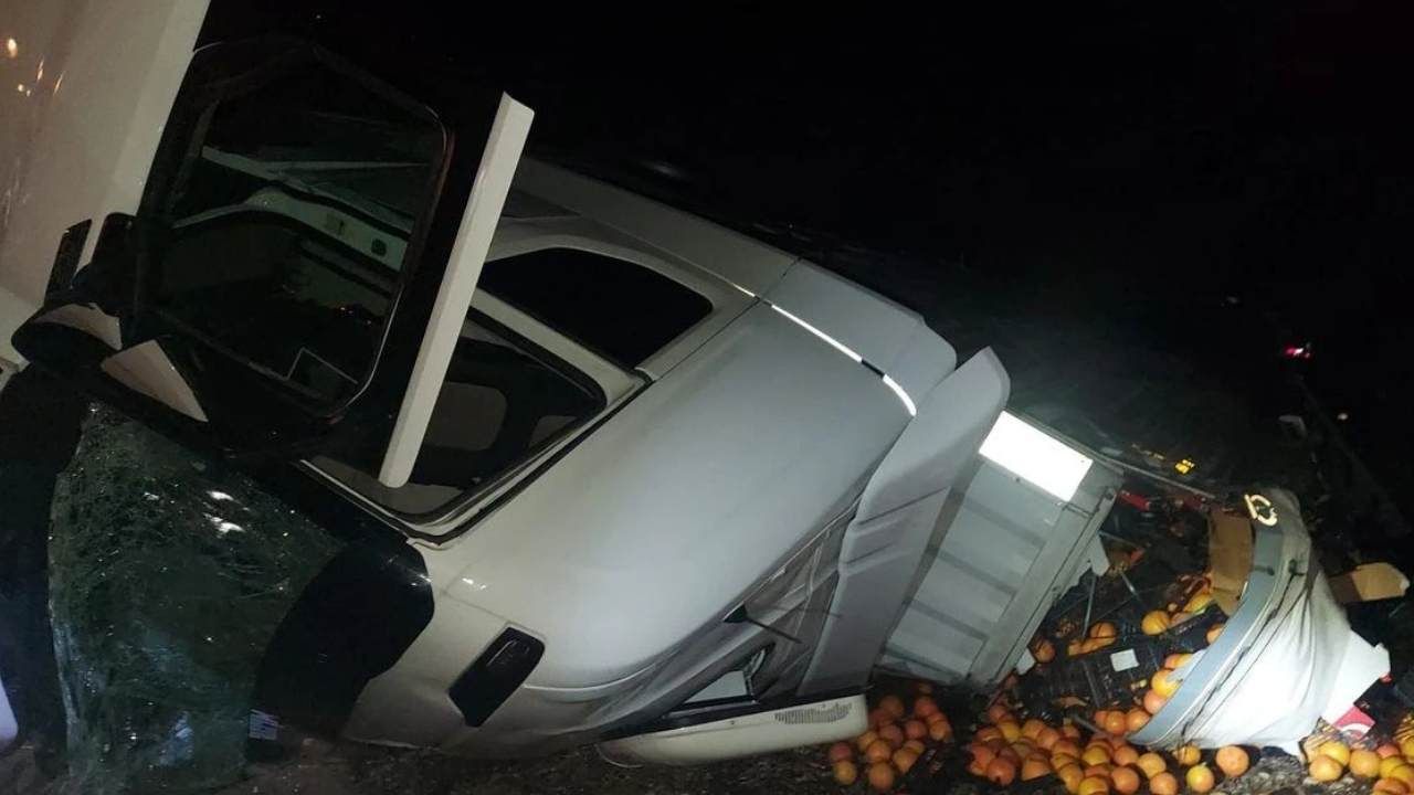 Niğde-Kayseri yolunda kamyon devrildi: 2 ağır yaralı