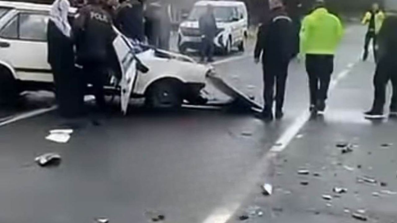 Altunhisar’da iki araç çarpıştı: 4 kişi ağır yaralandı!