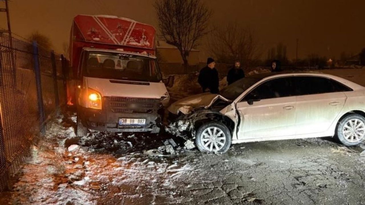 Kayseri Cırgalan’da kamyonet ve otomobil kafa kafaya çarpıştı: 3 yaralı