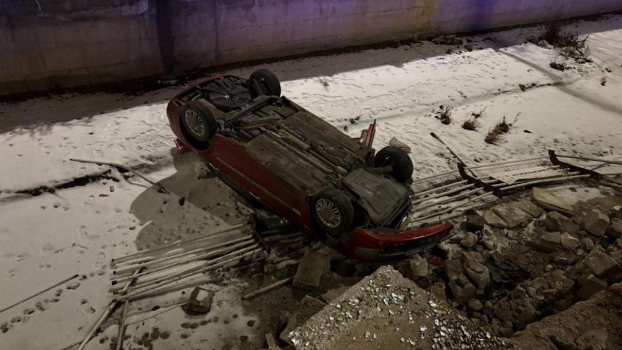 Kayseri’de otomobil 5 metrelik kanala uçtu